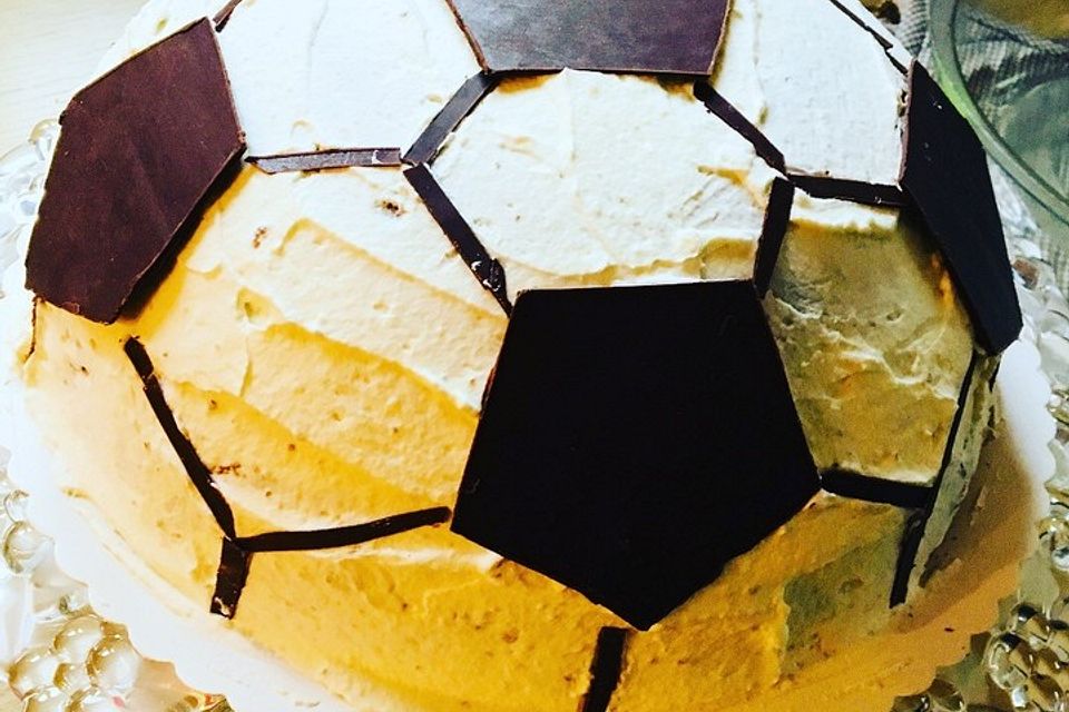 Fußball Charlotte mit Maulwurfkuchen - Füllung