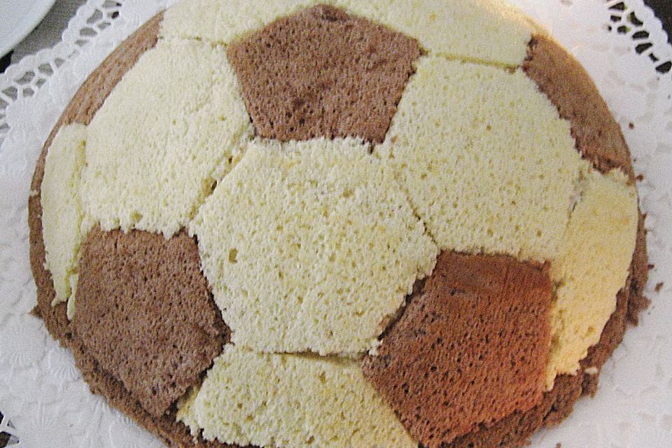 Fußball Charlotte mit Maulwurfkuchen - Füllung