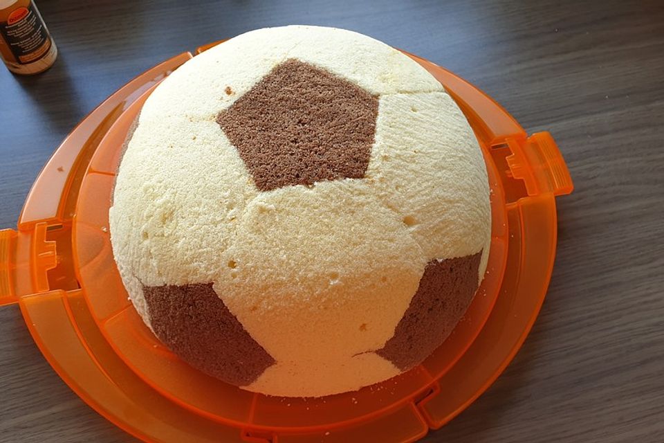 Fußball Charlotte mit Maulwurfkuchen - Füllung