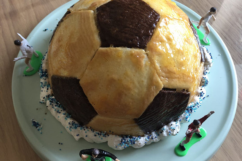 Fußball Charlotte mit Maulwurfkuchen - Füllung