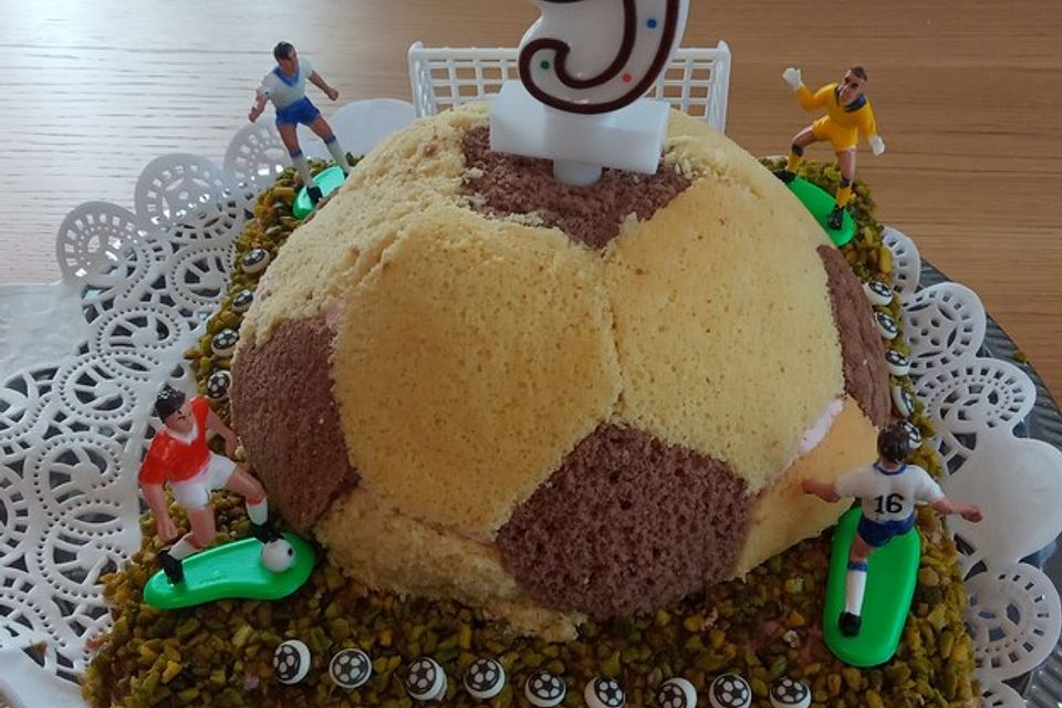 Fußball Charlotte mit Maulwurfkuchen - Füllung