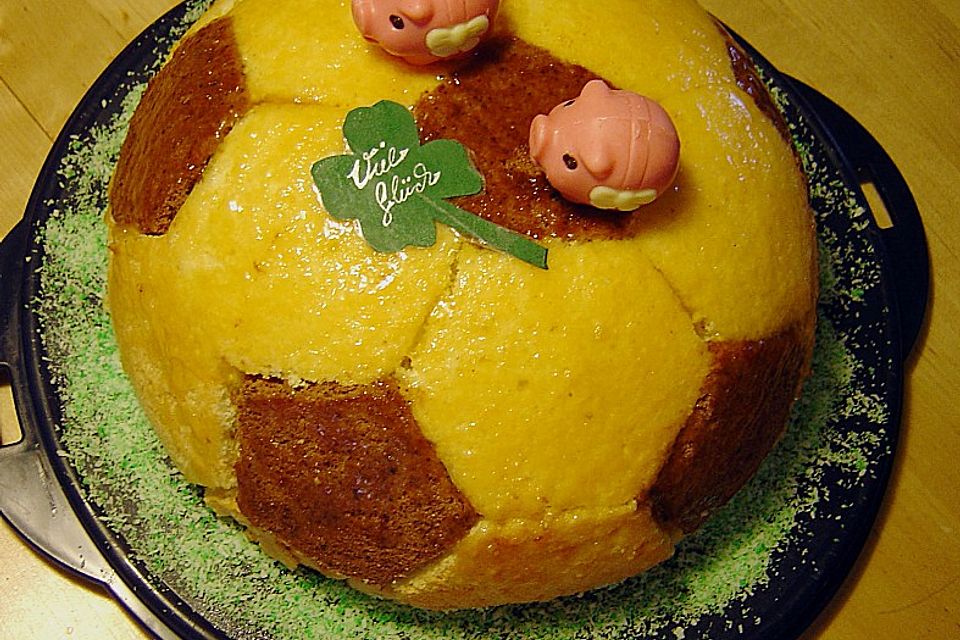 Fußball Charlotte mit Maulwurfkuchen - Füllung