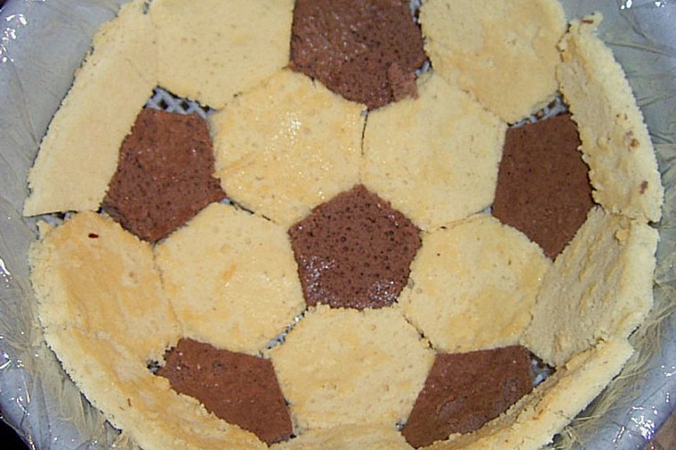 Fußball Charlotte mit Maulwurfkuchen - Füllung