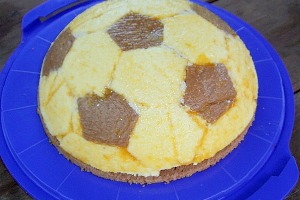 Fußball Charlotte mit Maulwurfkuchen - Füllung