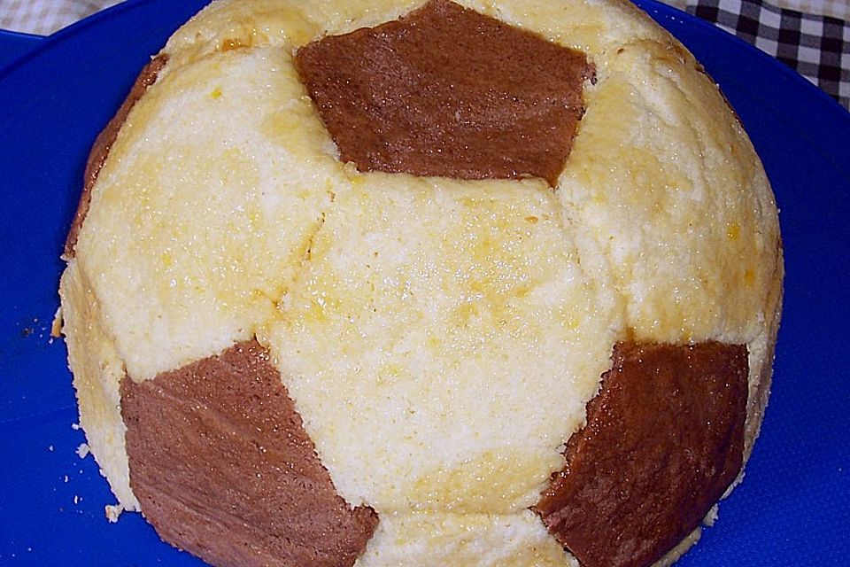 Fußball Charlotte mit Maulwurfkuchen - Füllung