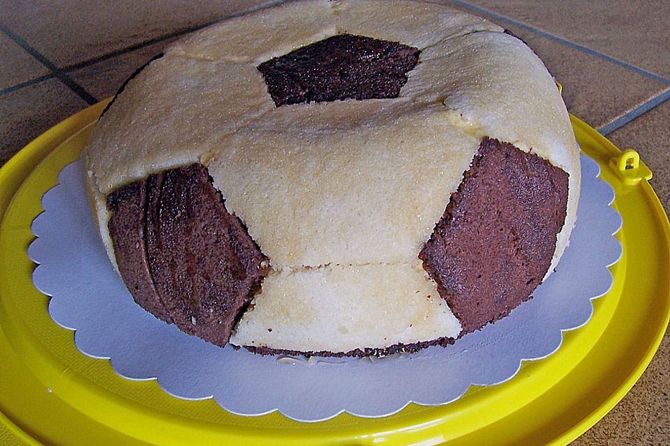 Fußball Charlotte mit Maulwurfkuchen - Füllung