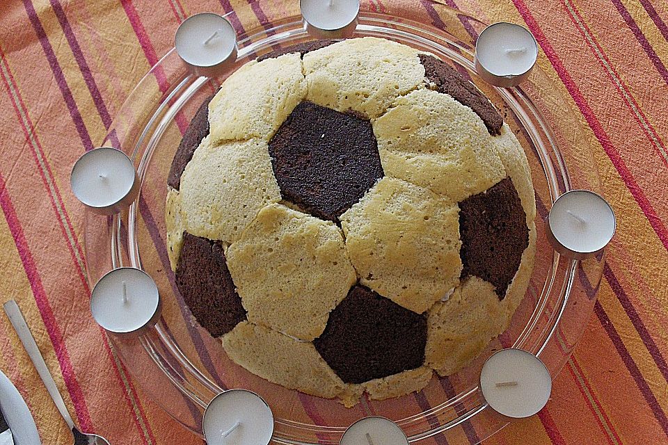 Fußball Charlotte mit Maulwurfkuchen - Füllung