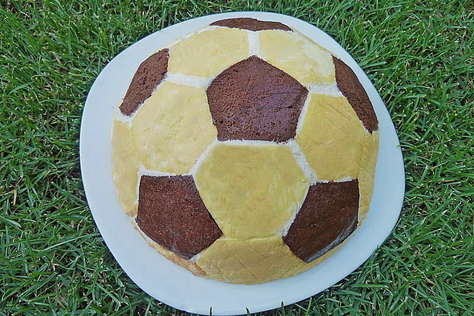 Fußball Charlotte mit Maulwurfkuchen - Füllung