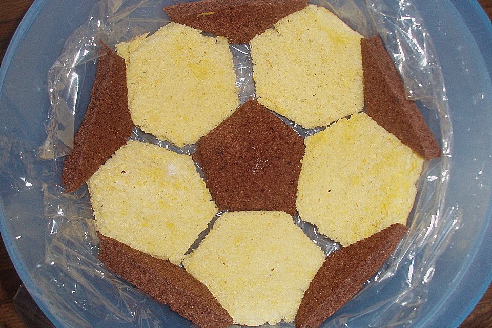 Fußball Charlotte mit Maulwurfkuchen - Füllung