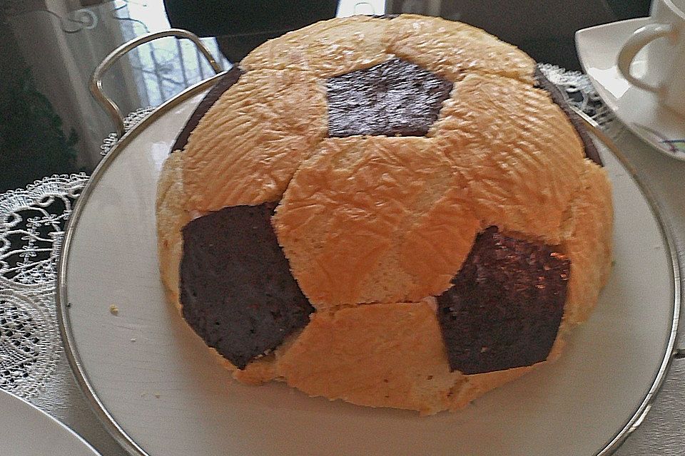 Fußball Charlotte mit Maulwurfkuchen - Füllung