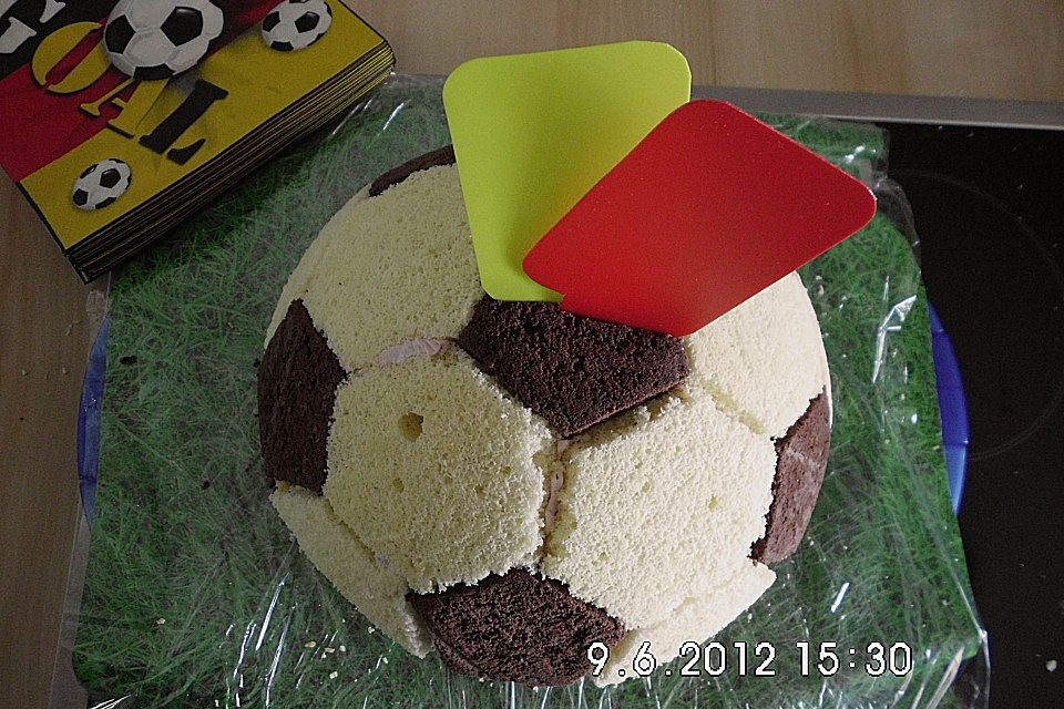 Fußball Charlotte mit Maulwurfkuchen - Füllung