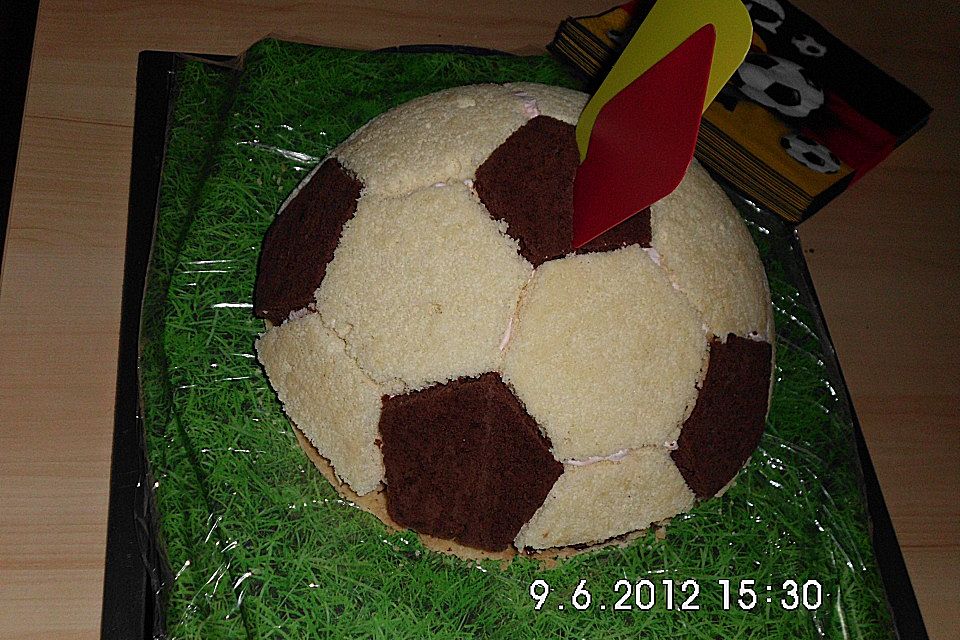 Fußball Charlotte mit Maulwurfkuchen - Füllung