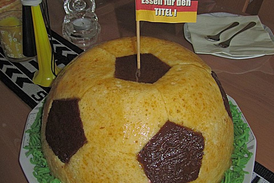 Fußball Charlotte mit Maulwurfkuchen - Füllung