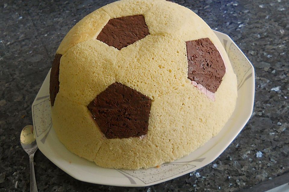 Fußball Charlotte mit Maulwurfkuchen - Füllung