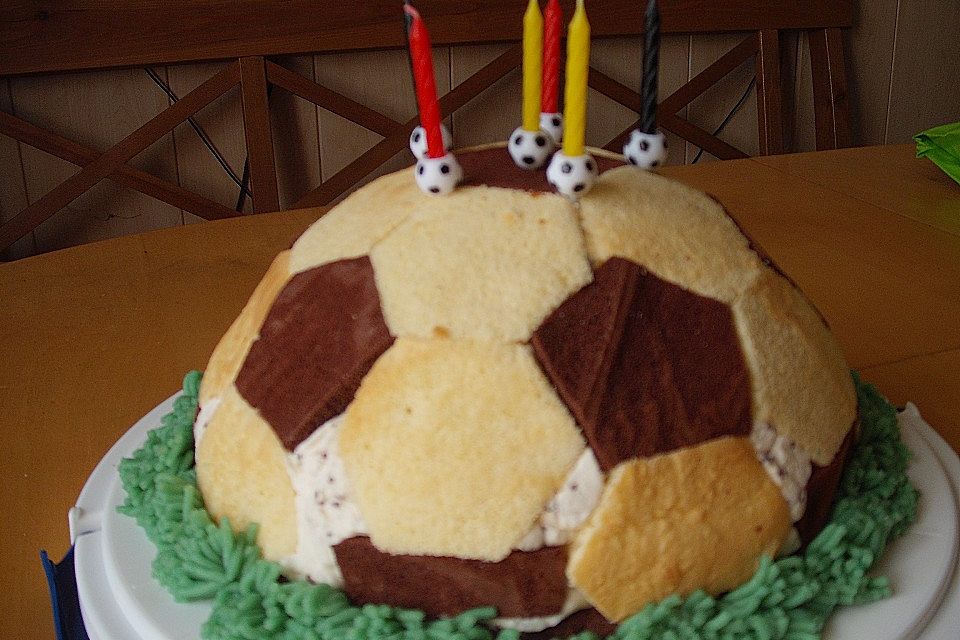 Fußball Charlotte mit Maulwurfkuchen - Füllung