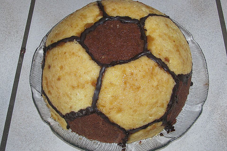 Fußball Charlotte mit Maulwurfkuchen - Füllung