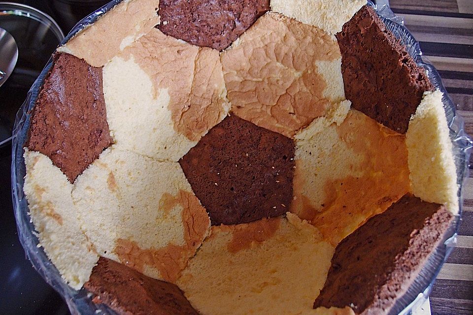 Fußball Charlotte mit Maulwurfkuchen - Füllung