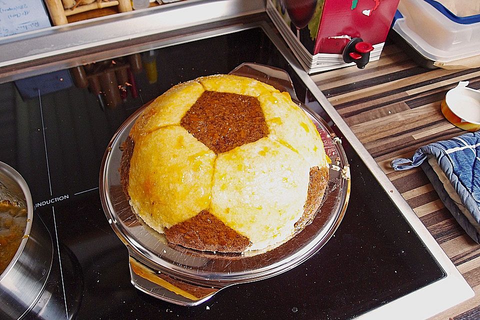 Fußball Charlotte mit Maulwurfkuchen - Füllung