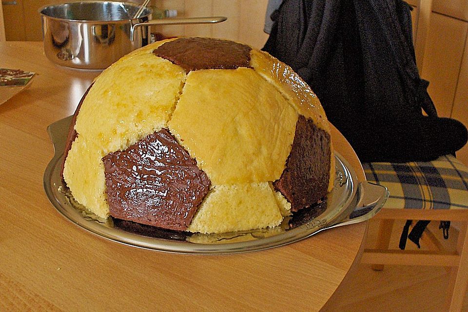 Fußball Charlotte mit Maulwurfkuchen - Füllung