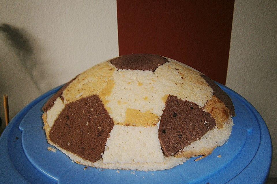 Fußball Charlotte mit Maulwurfkuchen - Füllung