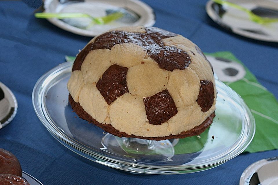 Fußball Charlotte mit Maulwurfkuchen - Füllung