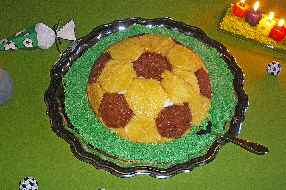 Fußball Charlotte mit Maulwurfkuchen - Füllung