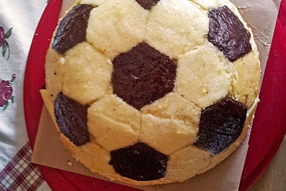 Fußball Charlotte mit Maulwurfkuchen - Füllung