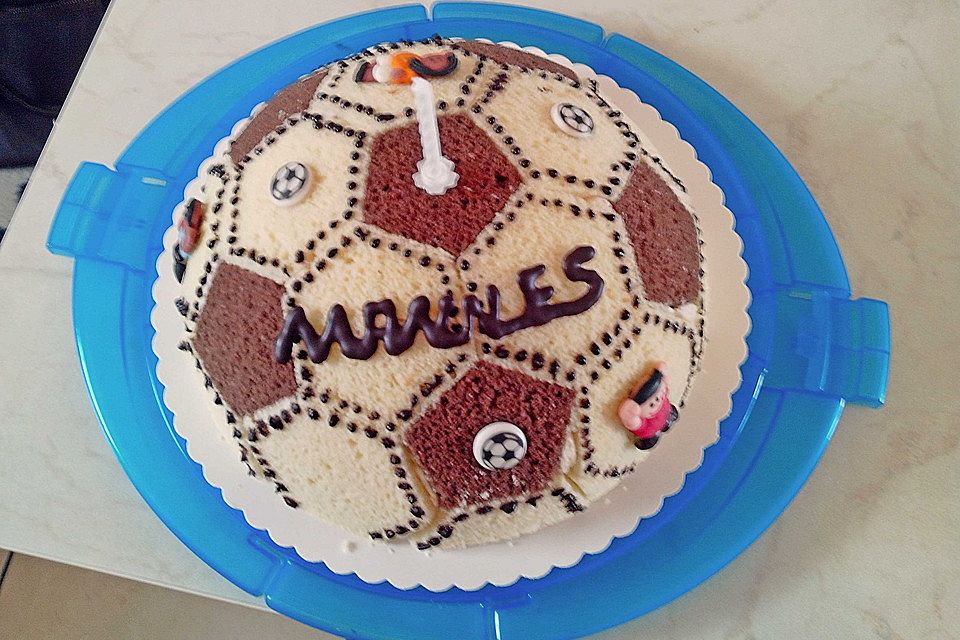 Fußball Charlotte mit Maulwurfkuchen - Füllung