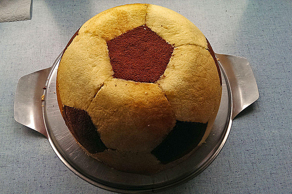 Fußball Charlotte mit Maulwurfkuchen - Füllung