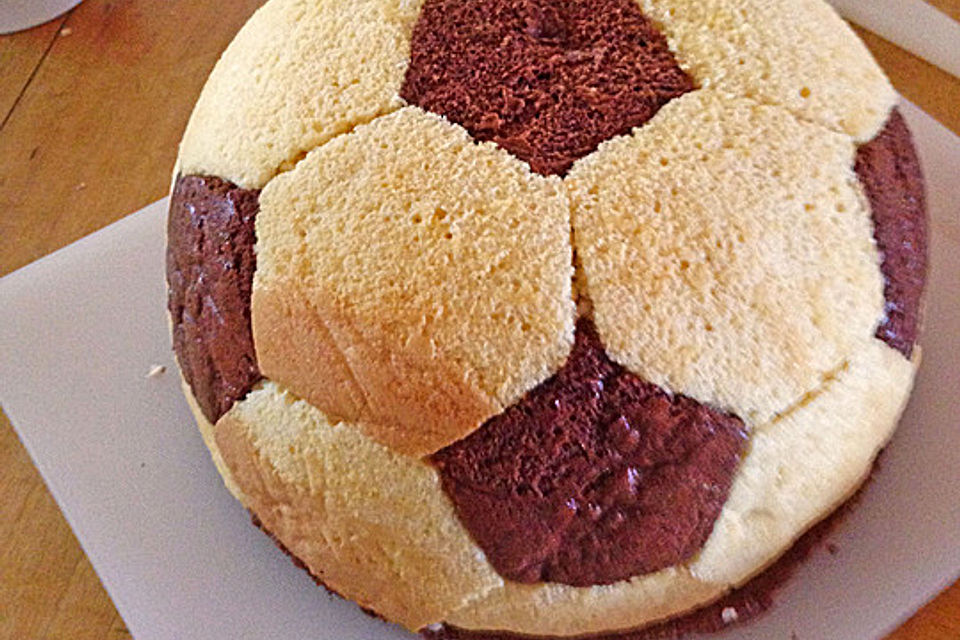 Fußball Charlotte mit Maulwurfkuchen - Füllung