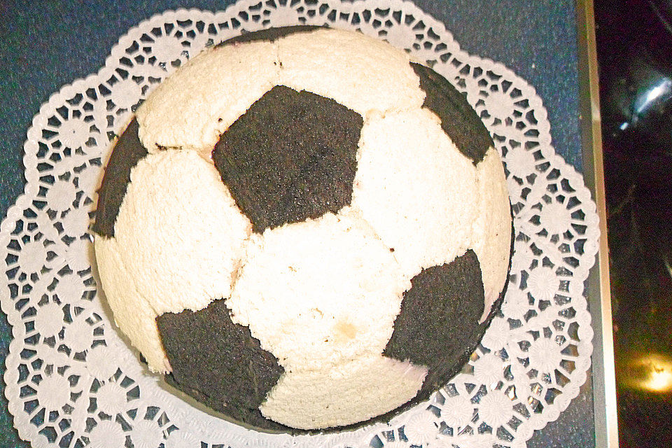 Fußball Charlotte mit Maulwurfkuchen - Füllung