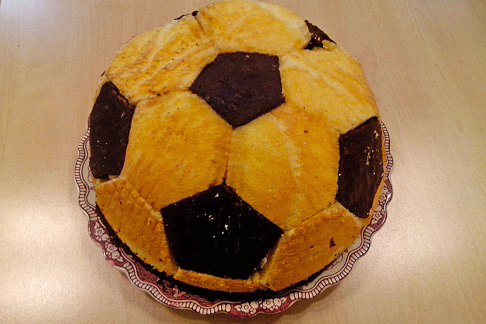 Fußball Charlotte mit Maulwurfkuchen - Füllung