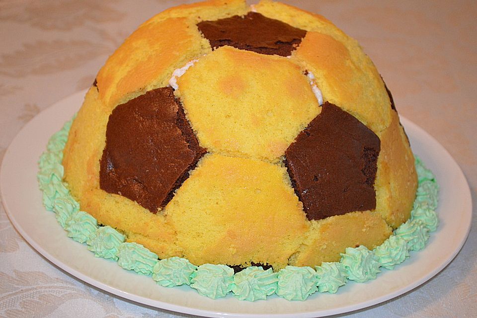 Fußball Charlotte mit Maulwurfkuchen - Füllung