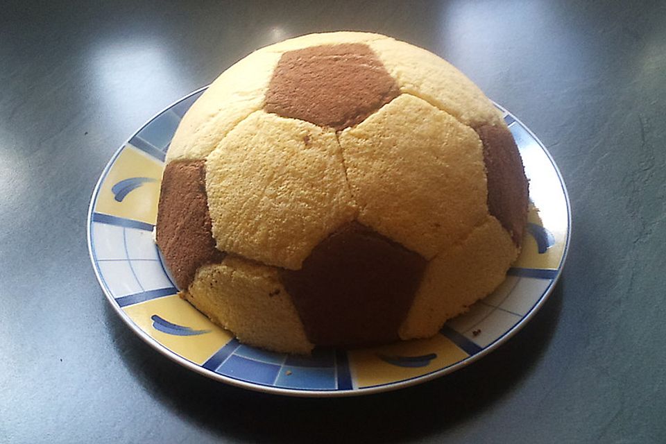 Fußball Charlotte mit Maulwurfkuchen - Füllung