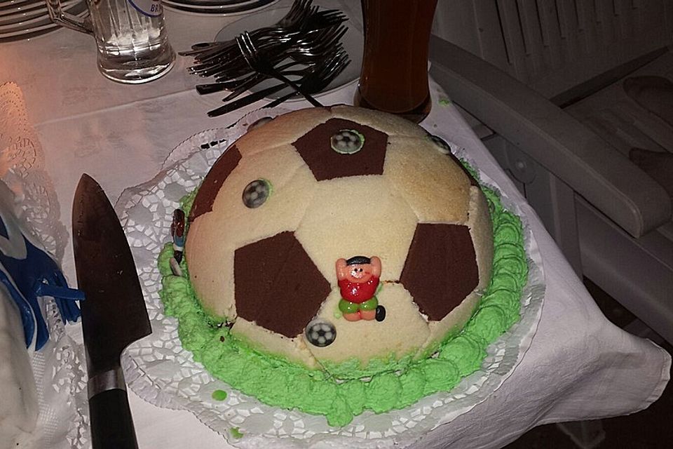 Fußball Charlotte mit Maulwurfkuchen - Füllung