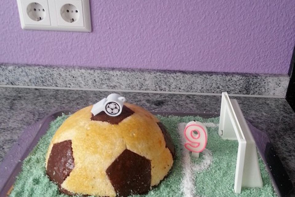 Fußball Charlotte mit Maulwurfkuchen - Füllung