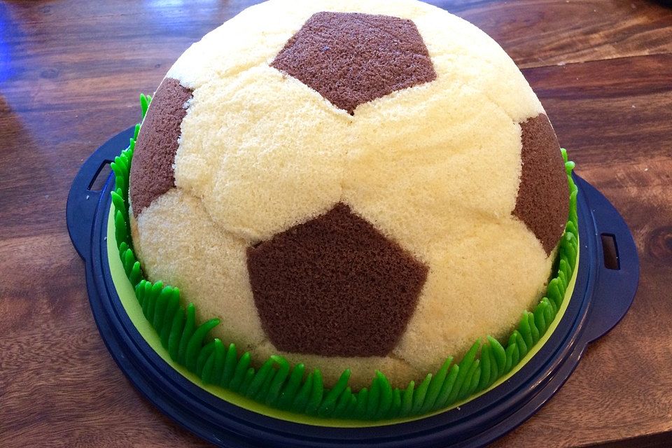 Fußball Charlotte mit Maulwurfkuchen - Füllung