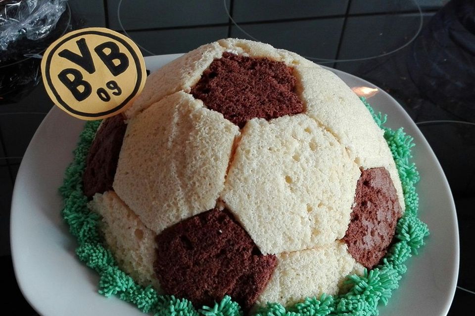 Fußball Charlotte mit Maulwurfkuchen - Füllung