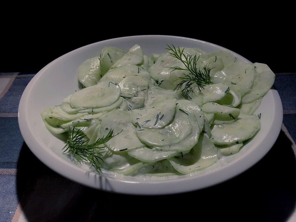 Gurkensalat mit saurer Sahne - Kochen Gut | kochengut.de