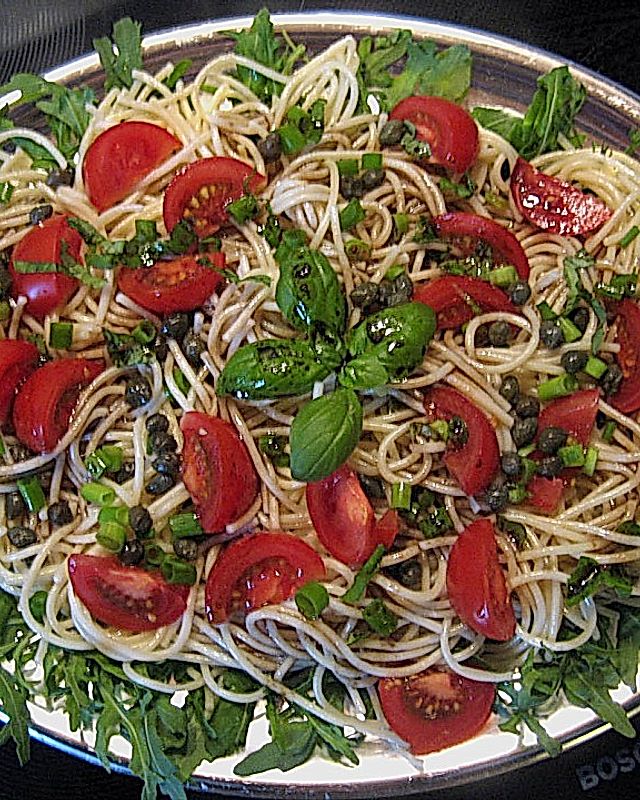 Spaghettisalat mit Rucola und Tomaten
