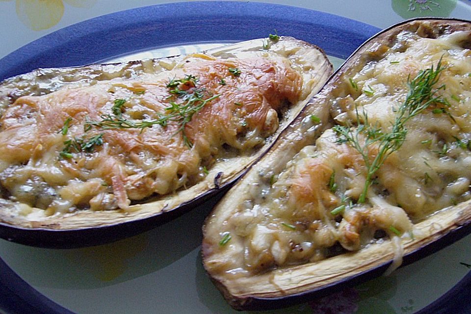 Überbackene Aubergine mit Schimmelkäse und Cashewnüssen