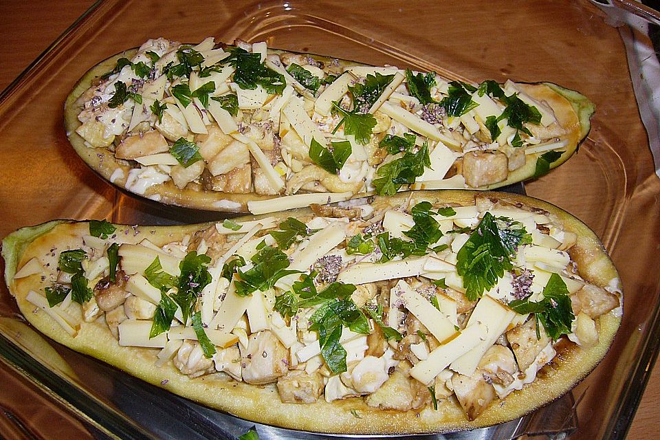 Überbackene Aubergine mit Schimmelkäse und Cashewnüssen