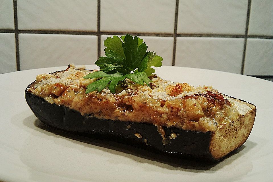 Überbackene Aubergine mit Schimmelkäse und Cashewnüssen