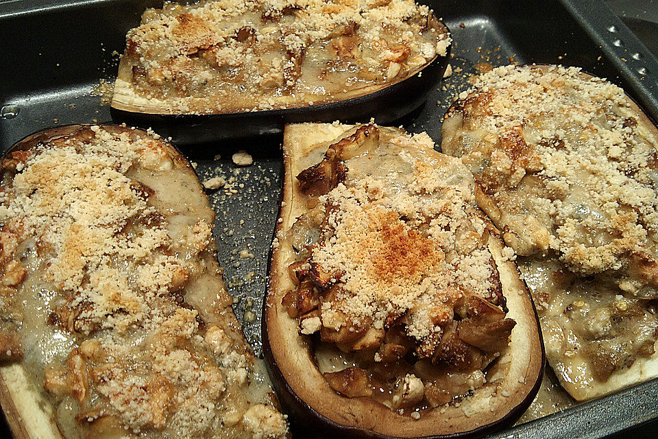 Überbackene Aubergine mit Schimmelkäse und Cashewnüssen