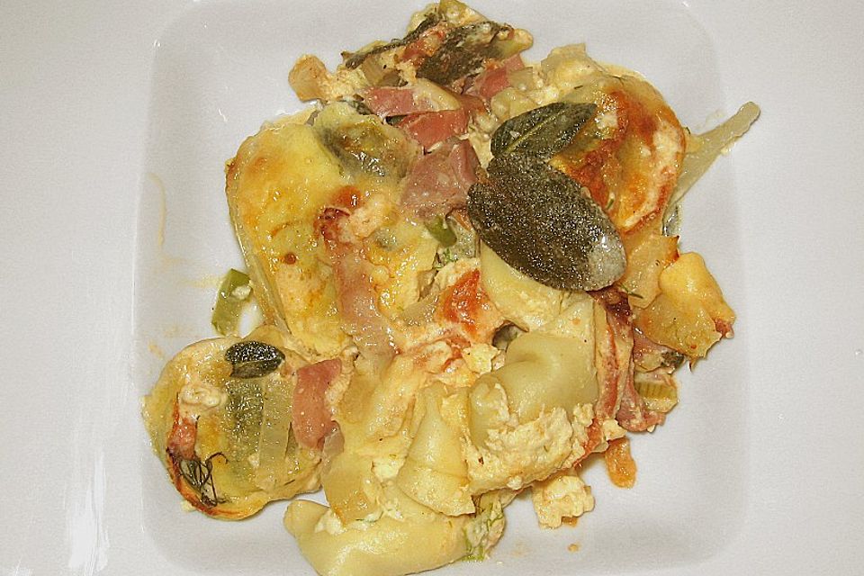 Tortelliniauflauf mit Salbei und Parmaschinken