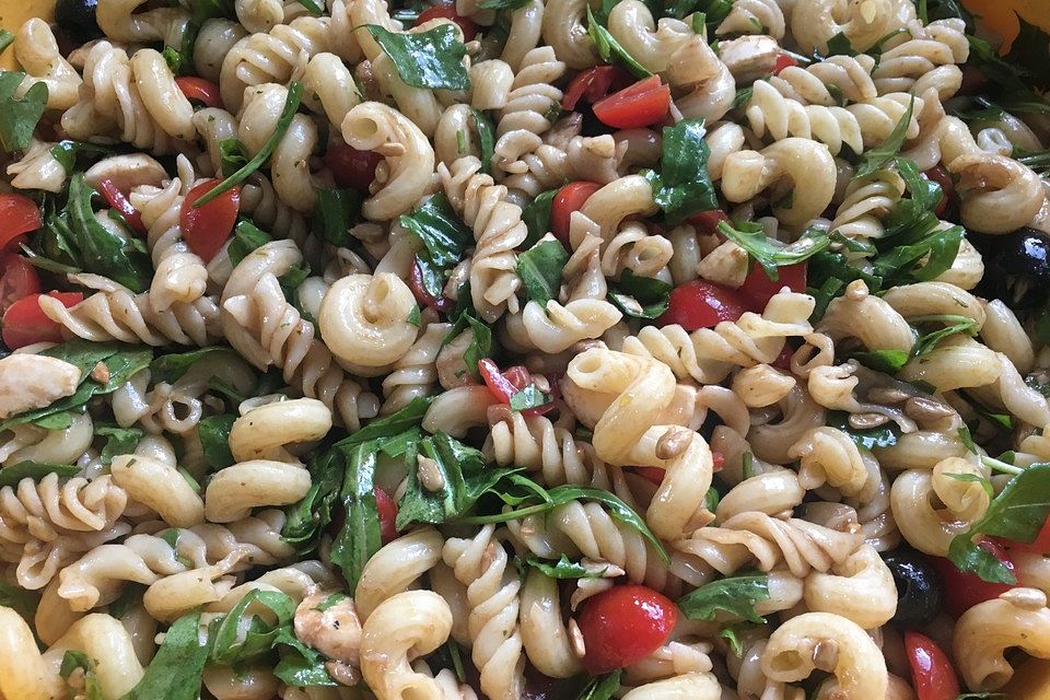 Nudelsalat mit Rucola und Pinienkernen in Balsamico - Dressing