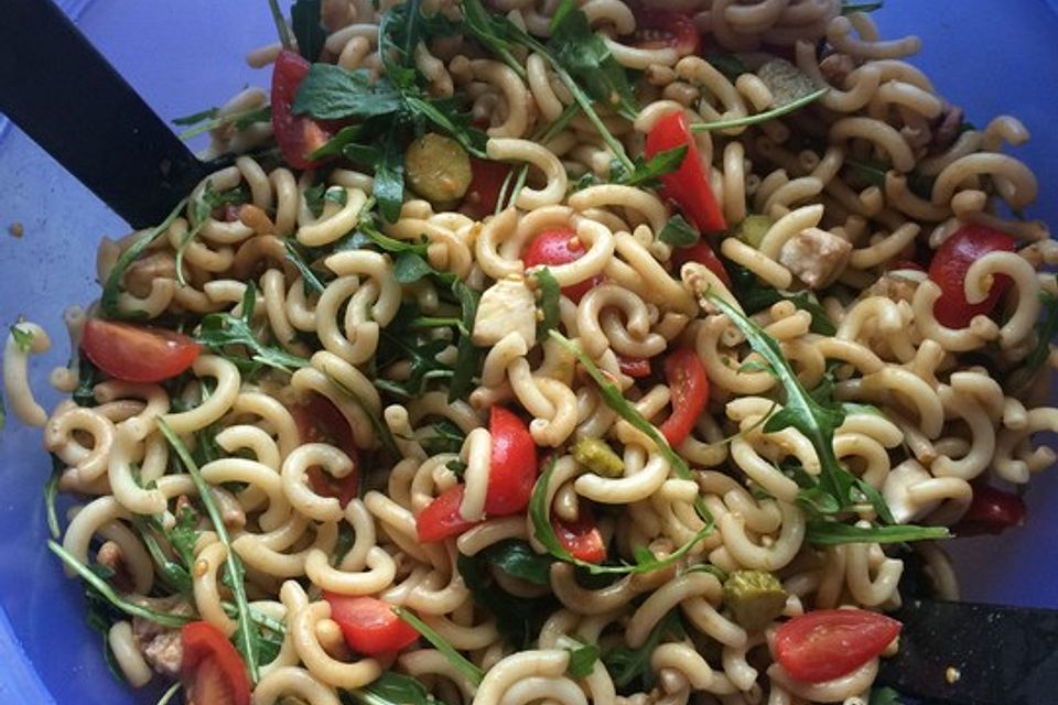 Nudelsalat mit Rucola und Pinienkernen in Balsamico - Dressing