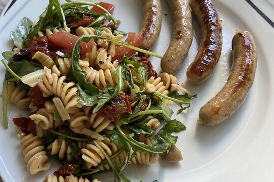 Nudelsalat mit Rucola und Pinienkernen in Balsamico - Dressing