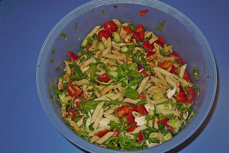 Nudelsalat mit Rucola und Pinienkernen in Balsamico - Dressing