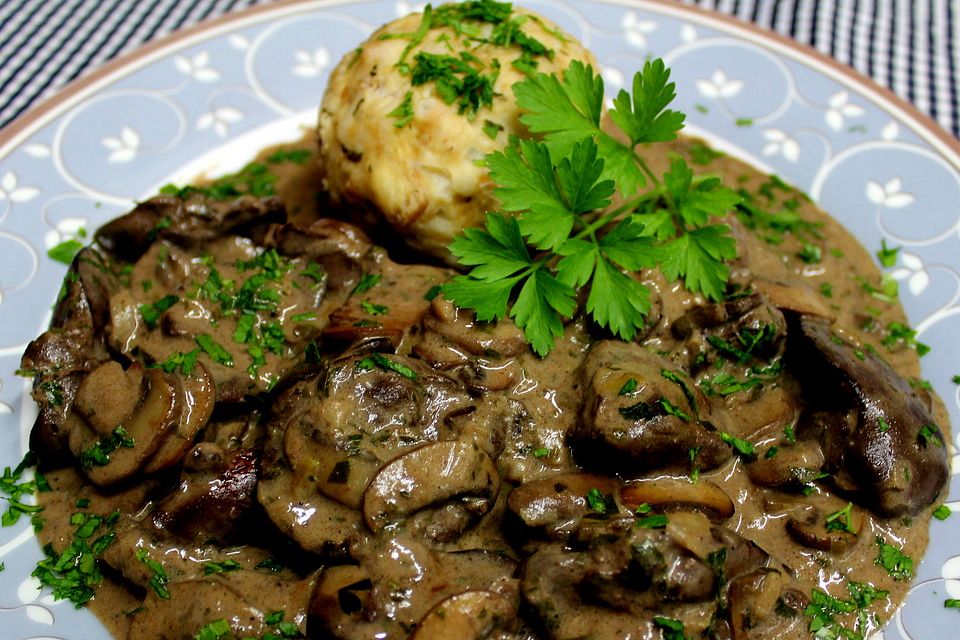 Hähnchenleber mit Champignons in Weinsauce